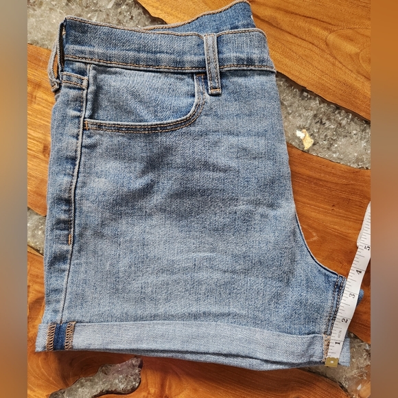 Old Navy Mid-Rise Jean Shorts w/ 3" inseam, NWOT - Picture 5 of 6